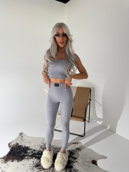 Jasny komplet prążkowany Lamanuel – top bez ramiączek i legginsy modelujące – butik NUVELL PREMIUM.