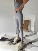 Jasny komplet prążkowany Lamanuel – top bez ramiączek i legginsy modelujące – butik NUVELL PREMIUM.