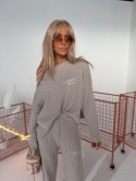Szary komplet sweterkowy Lamanuel z prążkowanej dzianiny – spodnie high-waist i luźny sweter – butik NUVELL PREMIUM.