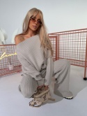 Szary komplet sweterkowy Lamanuel z prążkowanej dzianiny – spodnie high-waist i luźny sweter – butik NUVELL PREMIUM.