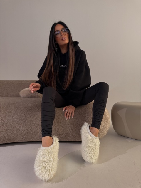 Czarne legginsy z lycry Lamanuel z ozdobnym marszczeniem na nogawkach – butik NUVELL PREMIUM.