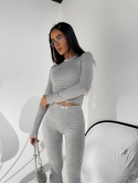 Jasny, dopasowany top damski Lamanuel z elastycznej wiskozy z logo – butik NUVELL PREMIUM.