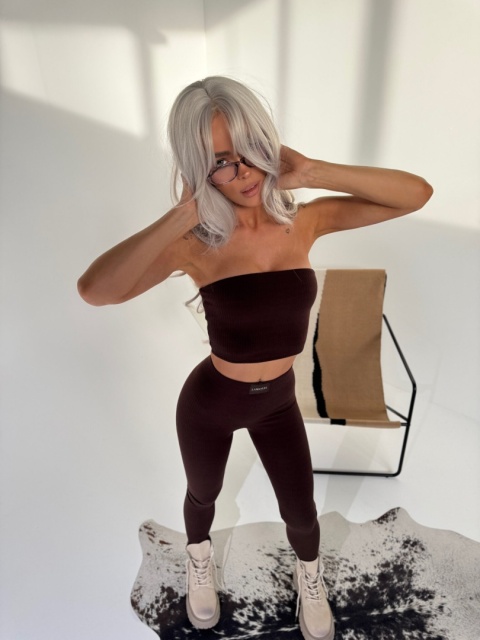 Czekoladowy komplet prążkowany Lamanuel – top bez ramiączek i legginsy modelujące – butik NUVELL PREMIUM