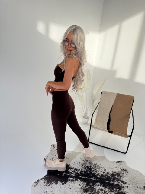 Czekoladowy komplet prążkowany Lamanuel – top bez ramiączek i legginsy modelujące – butik NUVELL PREMIUM